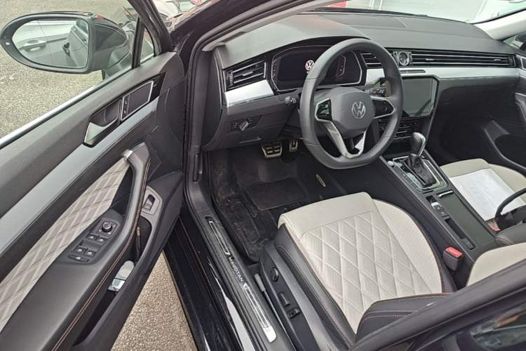 Used Volkswagen Magotan 2023 2 Million Units Commemorative Edition 330TSI DSG Luxury Version Driver Seat