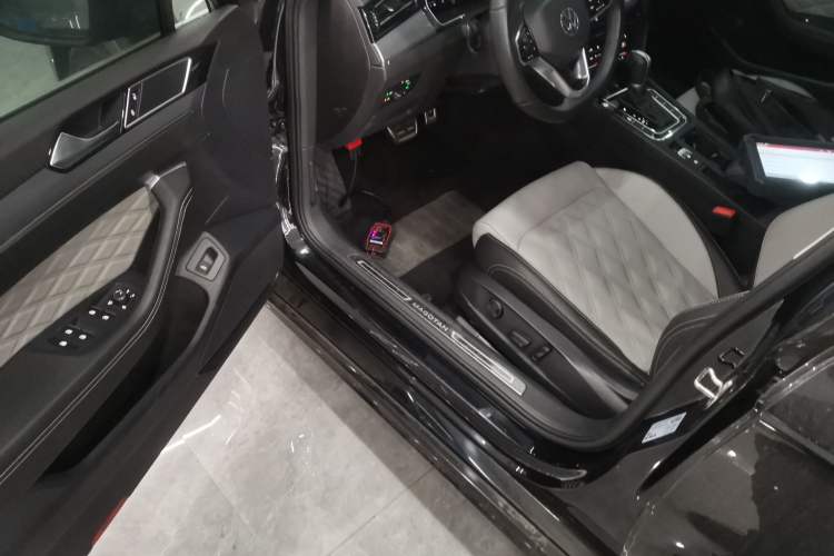 Used Volkswagen Magotan 2023 2 Million Units Limited Edition 330TSI DSG Leading Version Driver Seat