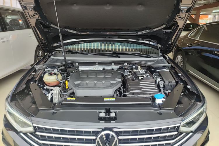 Used Volkswagen Magotan 2023 2 Million Units Limited Edition 330TSI DSG Leading Version Engine Bay