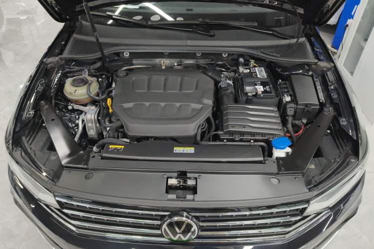 Used Volkswagen Magotan 2023 2 Million Units Limited Edition 330TSI DSG Leading Version Engine Bay