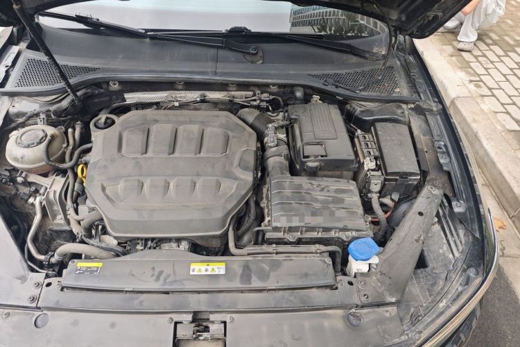 Used Volkswagen Magotan 2023 2 Million Units Commemorative Edition 330TSI DSG Luxury Version Engine Bay Left