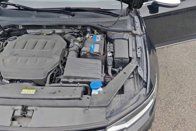 Used Volkswagen Magotan 2023 2 Million Units Commemorative Edition 330TSI DSG Luxury Version Engine Bay Left