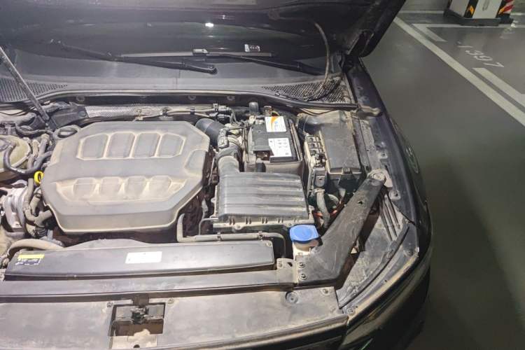 Used Volkswagen Magotan 2023 2 Million Units Commemorative Edition 330TSI DSG Luxury Version Engine Bay Left