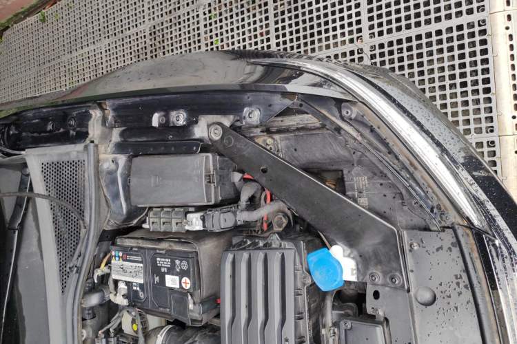 Used Volkswagen Magotan 2023 2 Million Units Commemorative Edition 330TSI DSG Luxury Version Engine Bay Left
