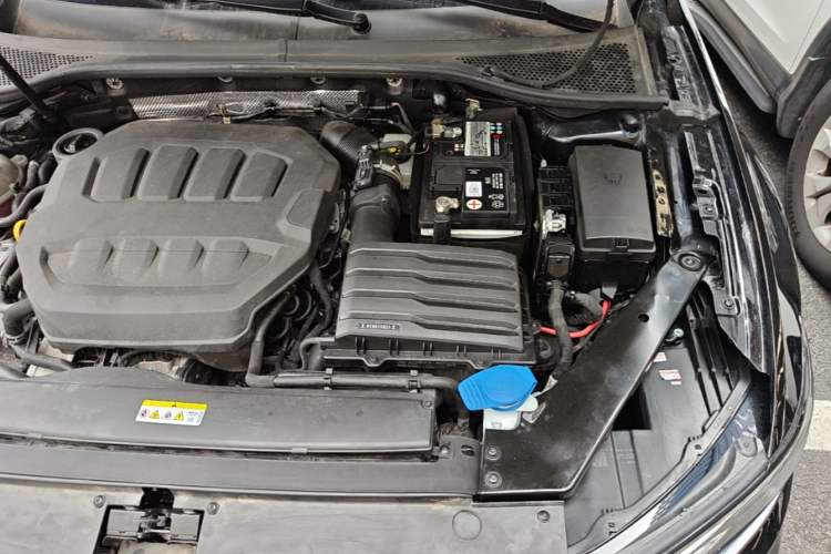 Used Volkswagen Magotan 2023 2 Million Units Commemorative Edition 330TSI DSG Luxury Version Engine Bay Left