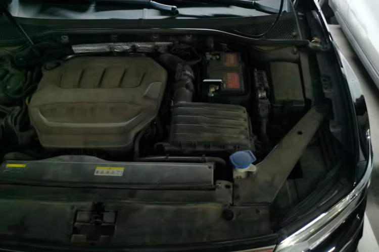 Used Volkswagen Magotan 2023 2 Million Units Commemorative Edition 330TSI DSG Luxury Version Engine Bay Left