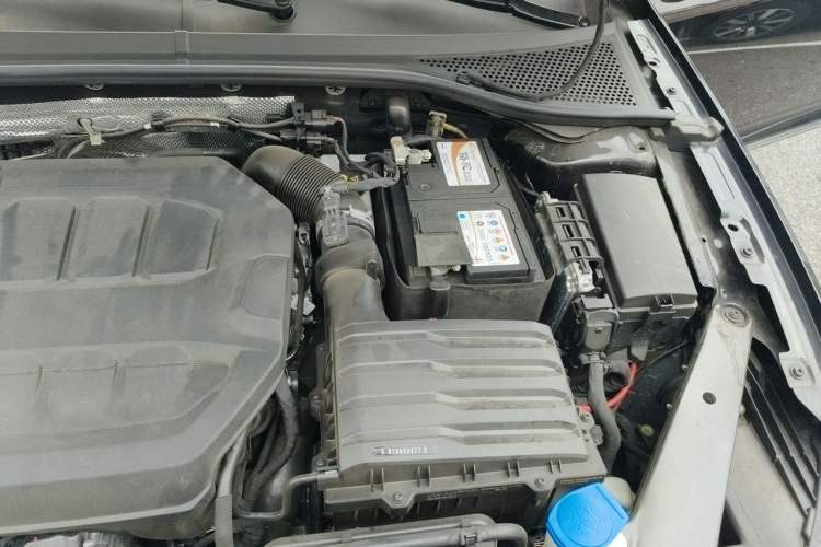 Used Volkswagen Magotan 2023 2 Million Units Commemorative Edition 330TSI DSG Luxury Version Engine Bay Left