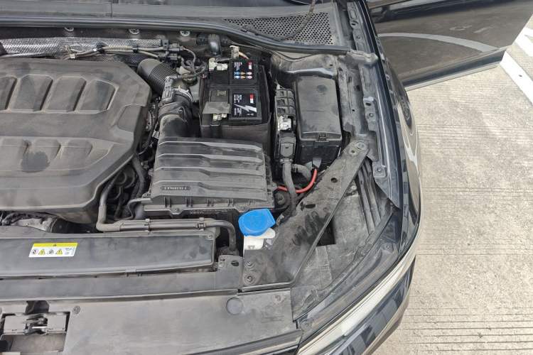 Used Volkswagen Magotan 2023 2 Million Units Commemorative Edition 330TSI DSG Luxury Version Engine Bay Left