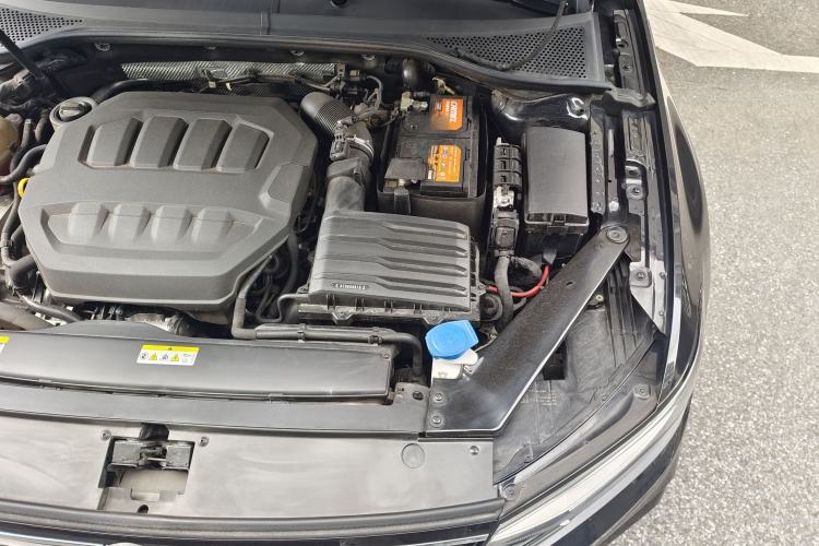 Used Volkswagen Magotan 2023 2 Million Units Commemorative Edition 330TSI DSG Luxury Version Engine Bay Left