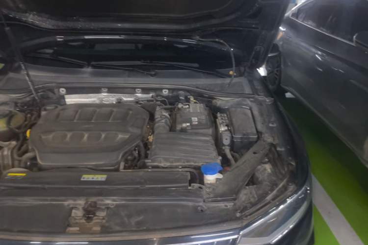 Used Volkswagen Magotan 2023 2 Million Units Commemorative Edition 330TSI DSG Luxury Version Engine Bay Left