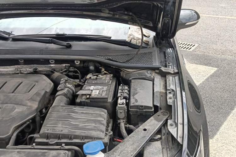 Used Volkswagen Magotan 2023 2 Million Units Commemorative Edition 330TSI DSG Luxury Version Engine Bay Left