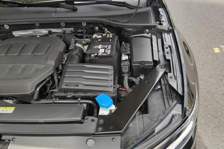 Used Volkswagen Magotan 2023 2 Million Units Commemorative Edition 330TSI DSG Luxury Version Engine Bay Left