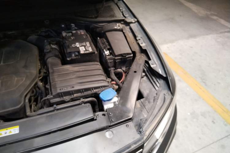 Used Volkswagen Magotan 2023 2 Million Units Commemorative Edition 330TSI DSG Luxury Version Engine Bay Left