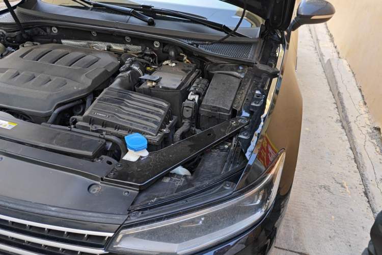 Used Volkswagen Magotan 2023 2 Million Units Commemorative Edition 330TSI DSG Luxury Version Engine Bay Left
