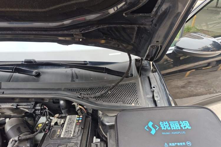 Used Volkswagen Magotan 2023 2 Million Units Commemorative Edition 330TSI DSG Luxury Version Engine Bay Left