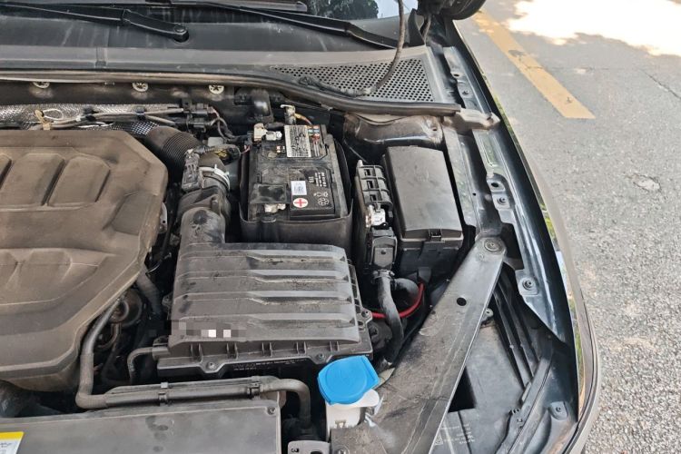 Used Volkswagen Magotan 2023 2 Million Units Commemorative Edition 330TSI DSG Luxury Version Engine Bay Left