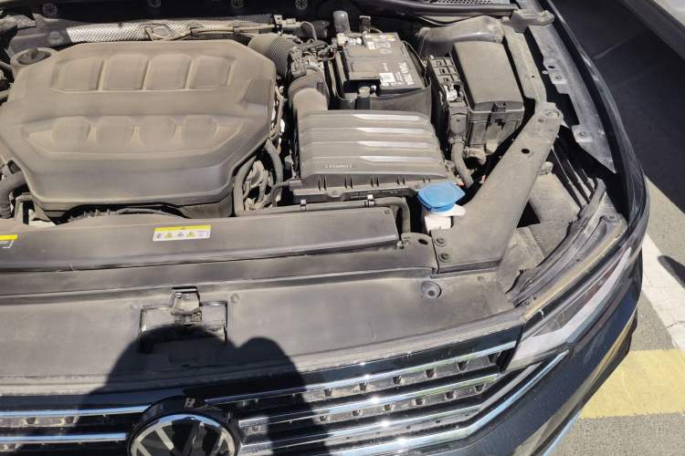 Used Volkswagen Magotan 2023 2 Million Units Commemorative Edition 330TSI DSG Luxury Version Engine Bay Left