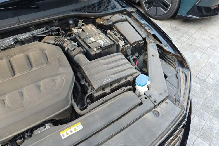 Used Volkswagen Magotan 2023 2 Million Units Commemorative Edition 330TSI DSG Luxury Version Engine Bay Left