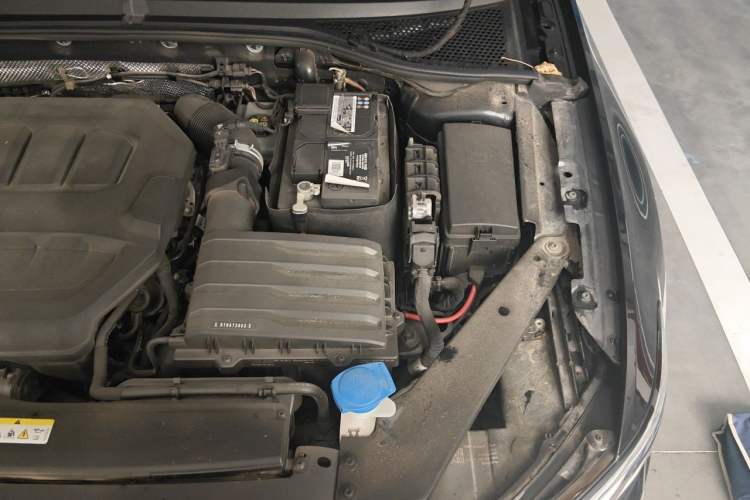 Used Volkswagen Magotan 2023 2 Million Units Commemorative Edition 330TSI DSG Luxury Version Engine Bay Left