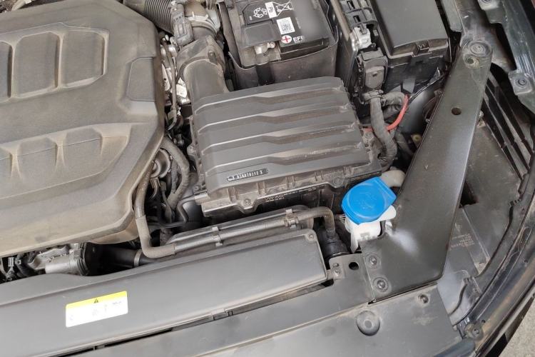 Used Volkswagen Magotan 2023 2 Million Units Commemorative Edition 330TSI DSG Luxury Version Engine Bay Left