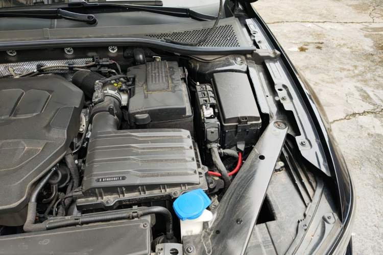 Used Volkswagen Magotan 2023 2 Million Units Commemorative Edition 330TSI DSG Luxury Version Engine Bay Left