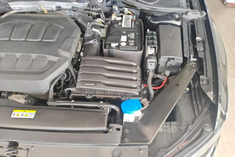Used Volkswagen Magotan 2023 2 Million Units Commemorative Edition 330TSI DSG Luxury Version Engine Bay Left