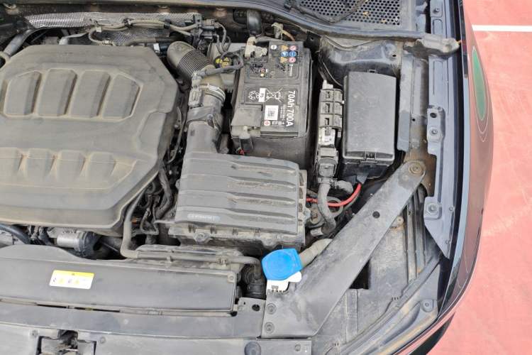 Used Volkswagen Magotan 2023 2 Million Units Commemorative Edition 330TSI DSG Luxury Version Engine Bay Left