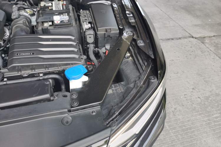 Used Volkswagen Magotan 2023 2 Million Units Commemorative Edition 330TSI DSG Luxury Version Engine Bay Left
