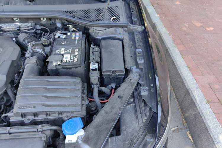 Used Volkswagen Magotan 2023 2 Million Units Commemorative Edition 330TSI DSG Luxury Version Engine Bay Left