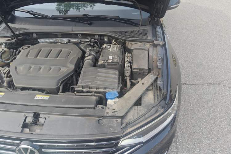 Used Volkswagen Magotan 2023 2 Million Units Commemorative Edition 330TSI DSG Luxury Version Engine Bay Left