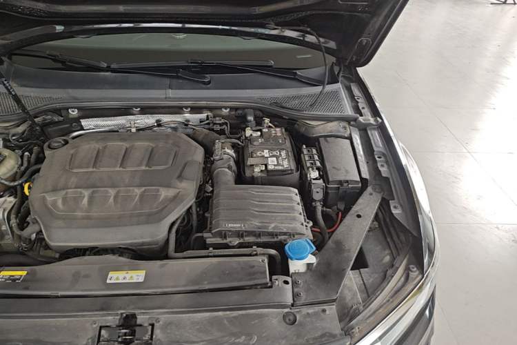 Used Volkswagen Magotan 2023 2 Million Units Commemorative Edition 330TSI DSG Luxury Version Engine Bay Left