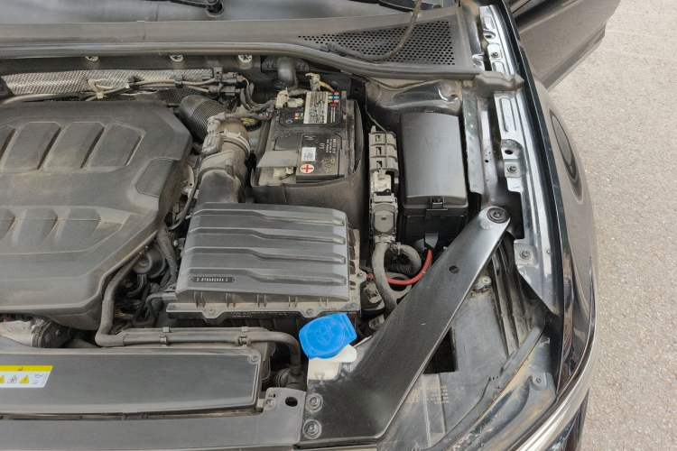 Used Volkswagen Magotan 2023 2 Million Units Commemorative Edition 330TSI DSG Luxury Version Engine Bay Left