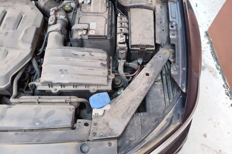 Used Volkswagen Magotan 2023 2 Million Units Commemorative Edition 330TSI DSG Luxury Version Engine Bay Left