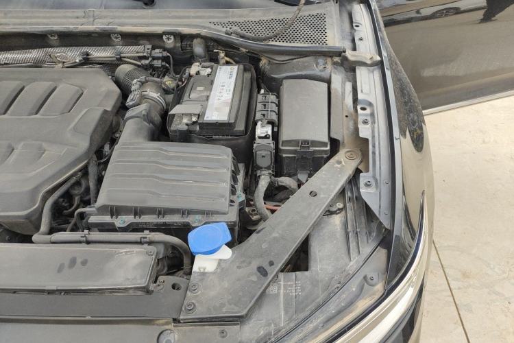 Used Volkswagen Magotan 2023 2 Million Units Commemorative Edition 330TSI DSG Luxury Version Engine Bay Left