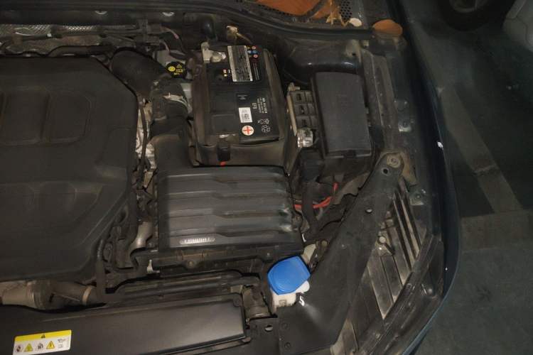 Used Volkswagen Magotan 2023 2 Million Units Commemorative Edition 330TSI DSG Luxury Version Engine Bay Left