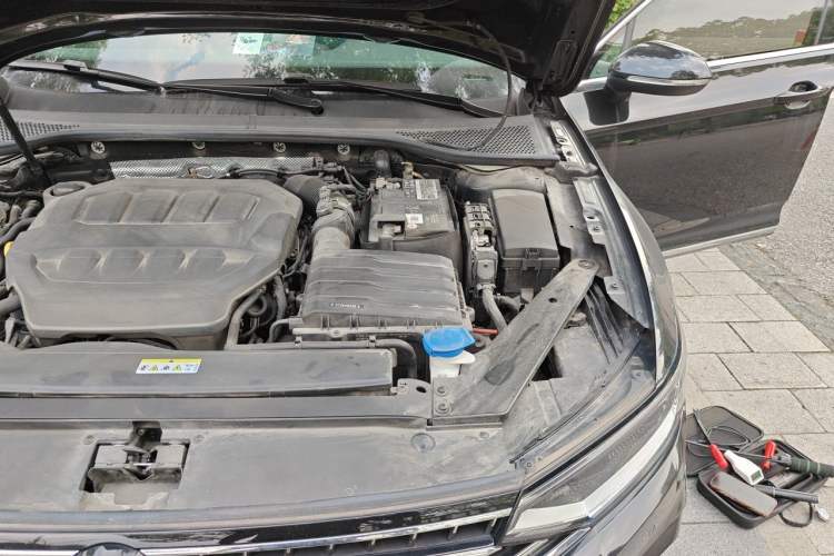 Used Volkswagen Magotan 2023 2 Million Units Commemorative Edition 330TSI DSG Luxury Version Engine Bay Left