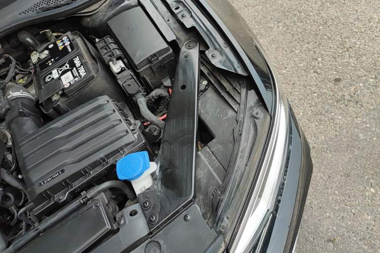 Used Volkswagen Magotan 2023 2 Million Units Commemorative Edition 330TSI DSG Luxury Version Engine Bay Left