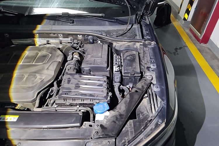 Used Volkswagen Magotan 2023 2 Million Units Commemorative Edition 330TSI DSG Luxury Version Engine Bay Left