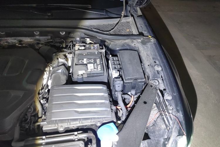 Used Volkswagen Magotan 2023 2 Million Units Commemorative Edition 330TSI DSG Luxury Version Engine Bay Left