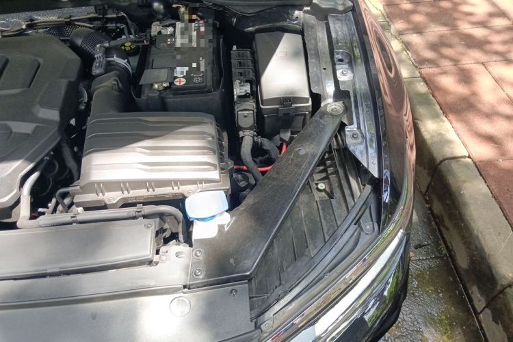 Used Volkswagen Magotan 2023 2 Million Units Commemorative Edition 330TSI DSG Luxury Version Engine Bay Left