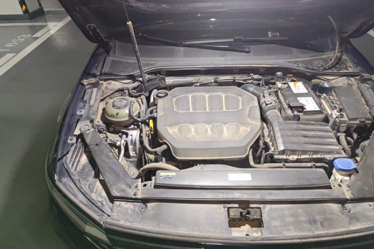 Used Volkswagen Magotan 2023 2 Million Units Commemorative Edition 330TSI DSG Luxury Version Engine Bay Right