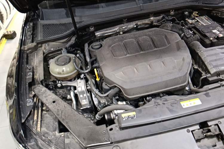 Used Volkswagen Magotan 2023 2 Million Units Commemorative Edition 330TSI DSG Luxury Version Engine Bay Right