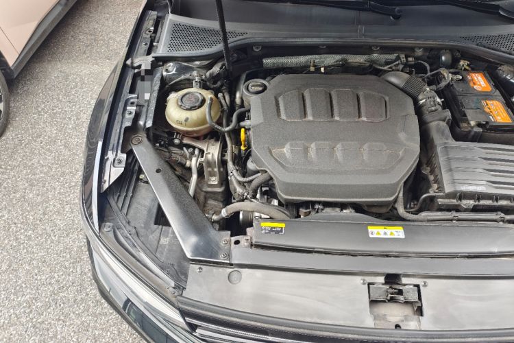 Used Volkswagen Magotan 2023 2 Million Units Commemorative Edition 330TSI DSG Luxury Version Engine Bay Right