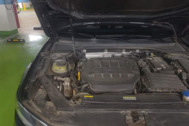 Used Volkswagen Magotan 2023 2 Million Units Commemorative Edition 330TSI DSG Luxury Version Engine Bay Right