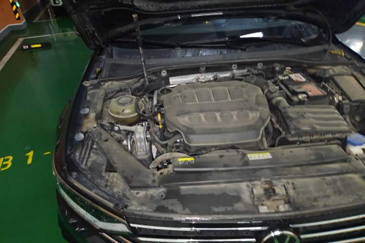 Used Volkswagen Magotan 2023 2 Million Units Commemorative Edition 330TSI DSG Luxury Version Engine Bay Right