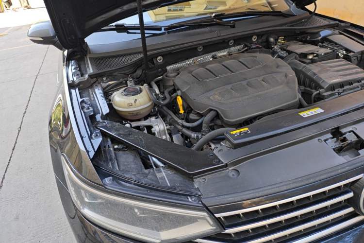 Used Volkswagen Magotan 2023 2 Million Units Commemorative Edition 330TSI DSG Luxury Version Engine Bay Right