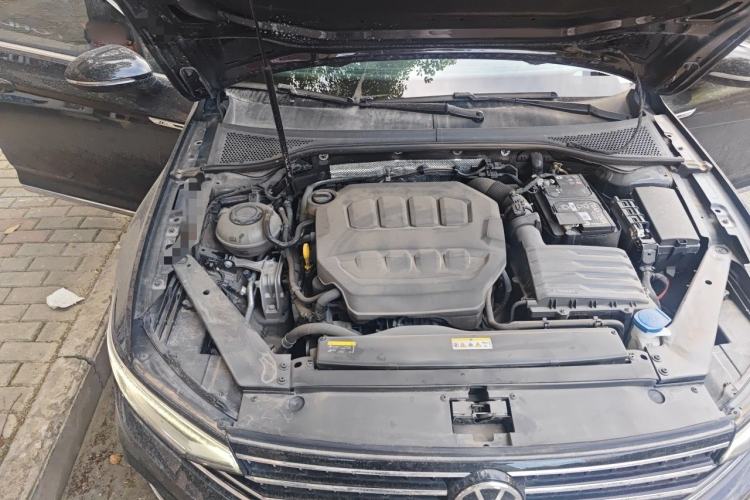 Used Volkswagen Magotan 2023 2 Million Units Commemorative Edition 330TSI DSG Luxury Version Engine Bay Right