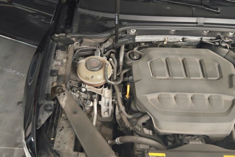 Used Volkswagen Magotan 2023 2 Million Units Commemorative Edition 330TSI DSG Luxury Version Engine Bay Right