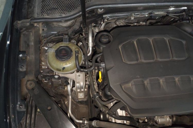 Used Volkswagen Magotan 2023 2 Million Units Commemorative Edition 330TSI DSG Luxury Version Engine Bay Right