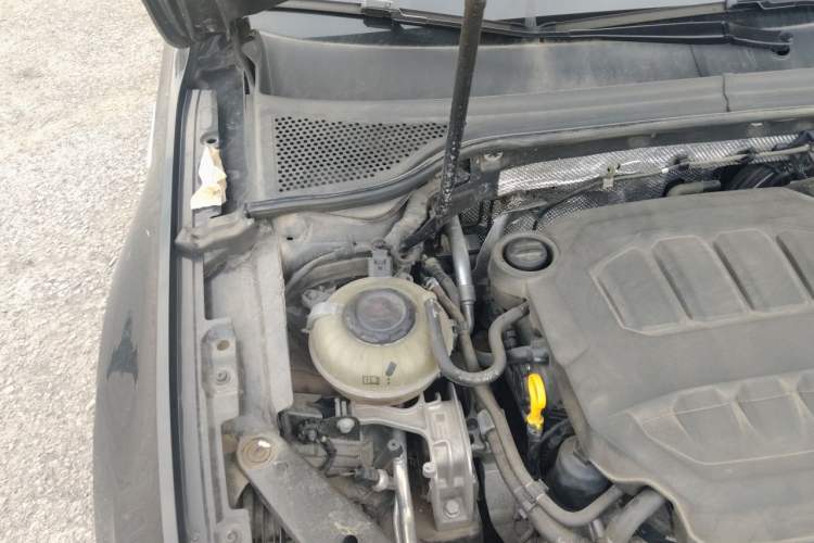 Used Volkswagen Magotan 2023 2 Million Units Limited-Edition 380TSI DSG Flagship Version Engine Bay Right